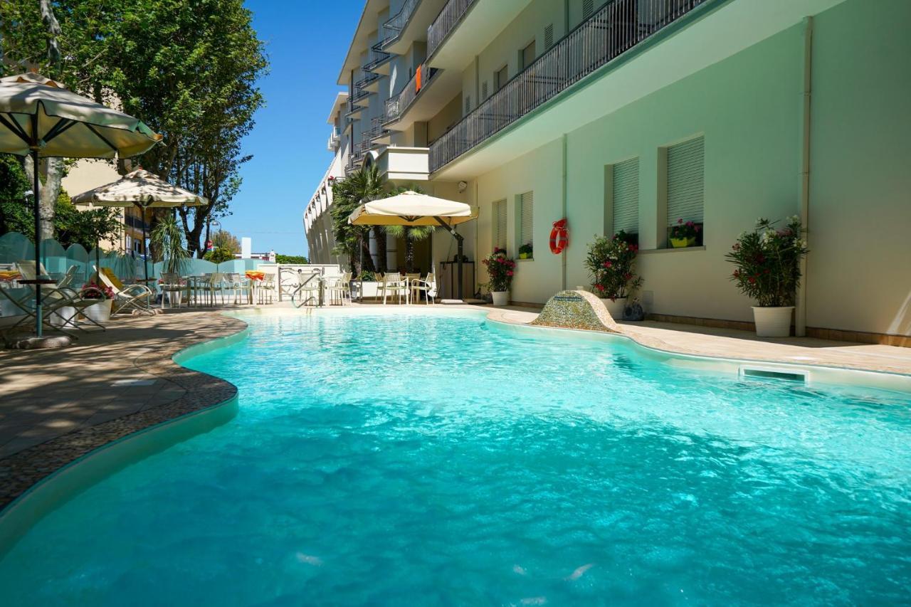 Hotel Pineta เบลลาเรีย-อีเจอา มารีนา ภายนอก รูปภาพ