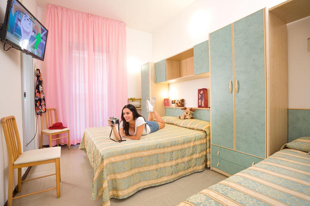 Hotel Pineta เบลลาเรีย-อีเจอา มารีนา ภายนอก รูปภาพ