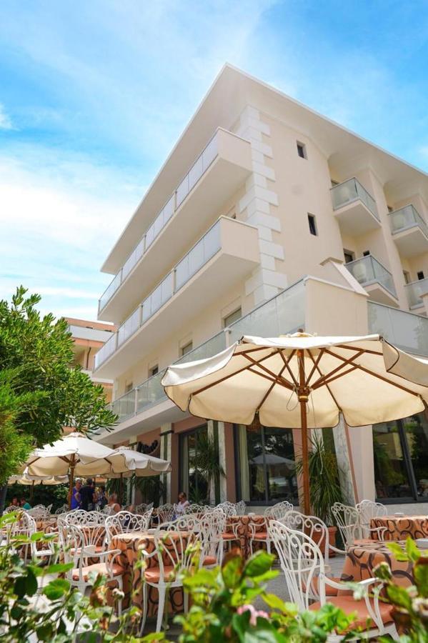 Hotel Pineta เบลลาเรีย-อีเจอา มารีนา ภายนอก รูปภาพ