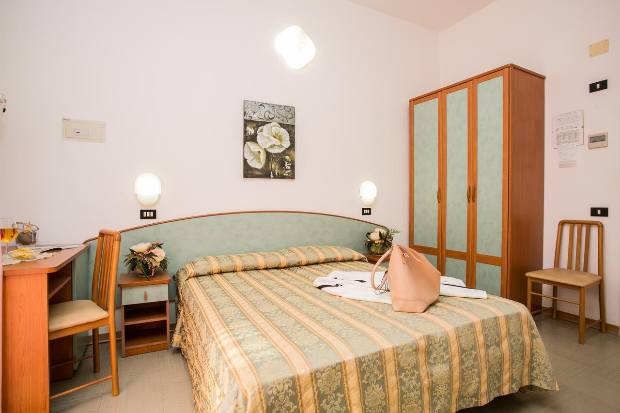 Hotel Pineta เบลลาเรีย-อีเจอา มารีนา ภายนอก รูปภาพ