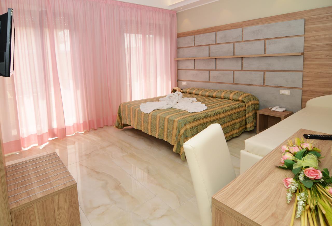Hotel Pineta เบลลาเรีย-อีเจอา มารีนา ภายนอก รูปภาพ