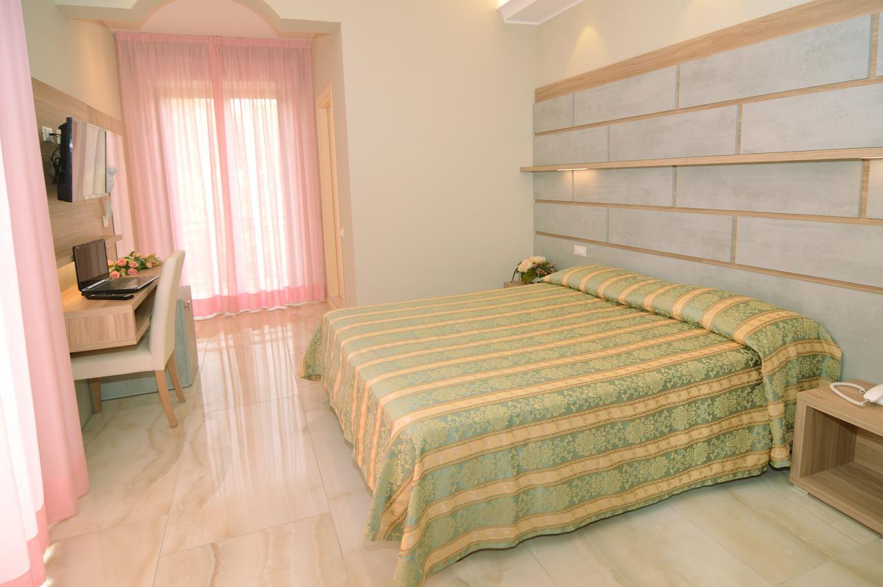 Hotel Pineta เบลลาเรีย-อีเจอา มารีนา ภายนอก รูปภาพ