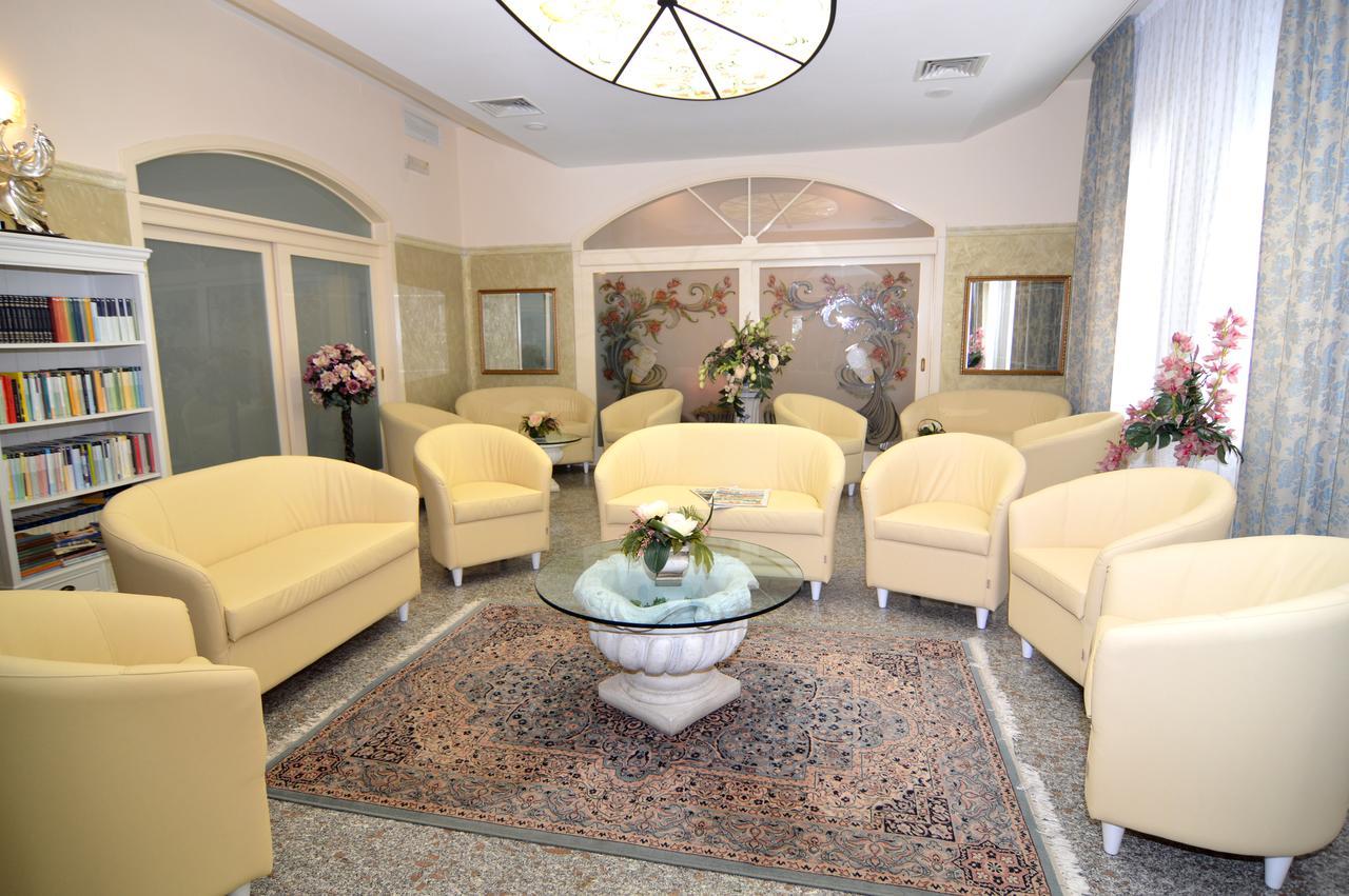 Hotel Pineta เบลลาเรีย-อีเจอา มารีนา ภายนอก รูปภาพ